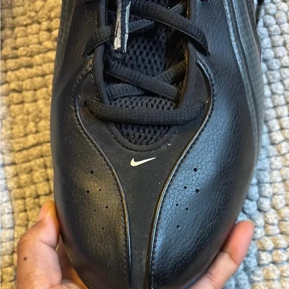 Nike Black Athletic Shoes Sleek Design Versatile Wear