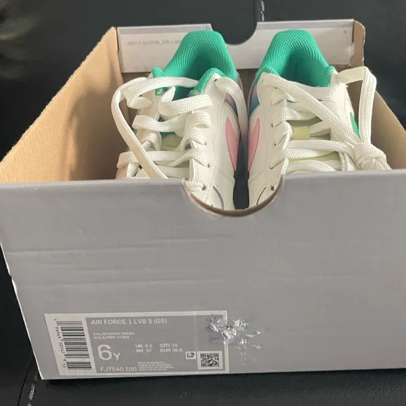 Nike Green and Pink Sneakers Versatile Athletic Shoes