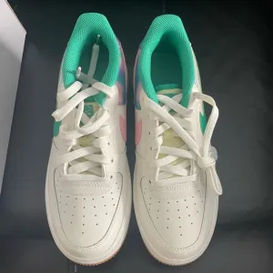 Nike Green and Pink Sneakers Versatile Athletic Shoes
