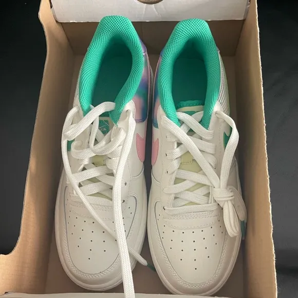Nike Green and Pink Sneakers Versatile Athletic Shoes