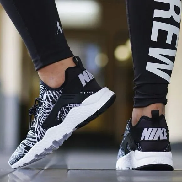 Nike Huarache Run Ultra Jacquard 819151-001 Knit Black/White Wm 9.5 Athleisure
