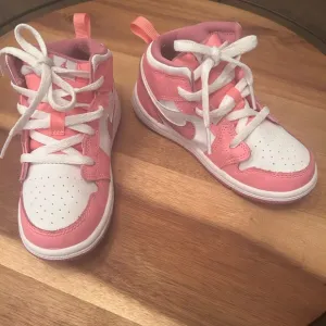 Nike Jordan 1 Mid &quot;Coral Chalk/Desert Berry/White