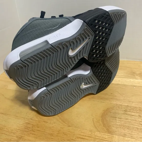Nike Lebron Witness 8 Mens Size 5.5/Womens 7 Cool Grey‎ Black White FB2239-004