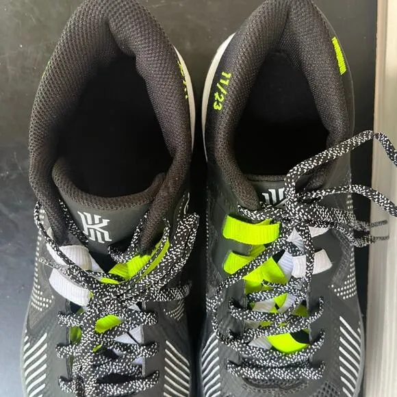 Nike Men's Kyrie Flytrap  Black and White Shoes Sneakers Sz 9.5 Style CZ4100-002
