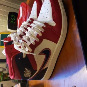 Nike Red and White Sneakers Low-Top