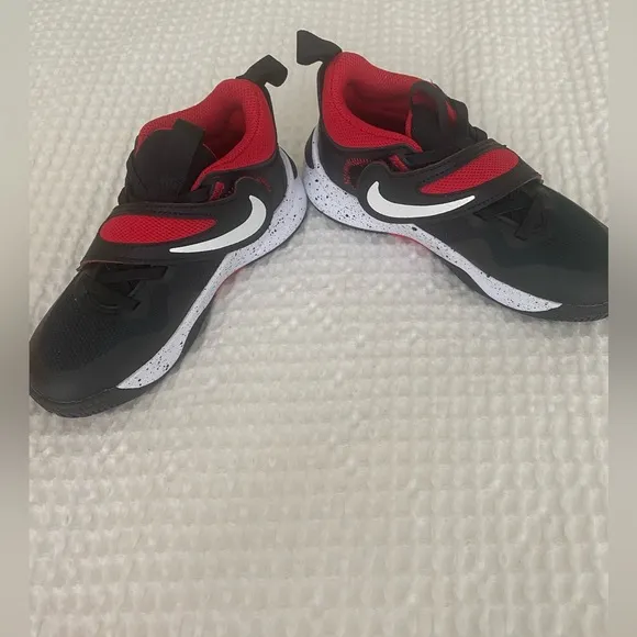 Nike Team Hustle D 11 Little kids nike shoes. BRAND NEW