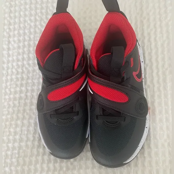 Nike Team Hustle D 11 Little kids nike shoes. BRAND NEW