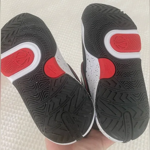 Nike Team Hustle D 11 Little kids nike shoes. BRAND NEW