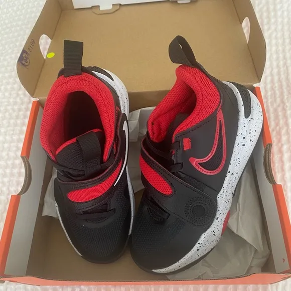Nike Team Hustle D 11 Little kids nike shoes. BRAND NEW