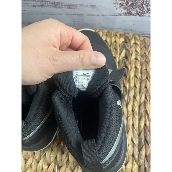 Nike Team Hustle D8 Unisex Size 6Y  Black Athletic Shoes Sneakers 881941-001