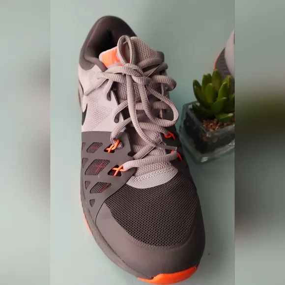 Nike training shoes Men Air Epic  size 8  Color Gray Lace Up  Super Conf…
