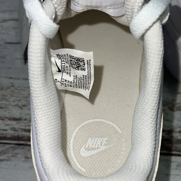 Nike Women’s Court Vision Alta LTR White size 7 ( DM0113 - 100 )