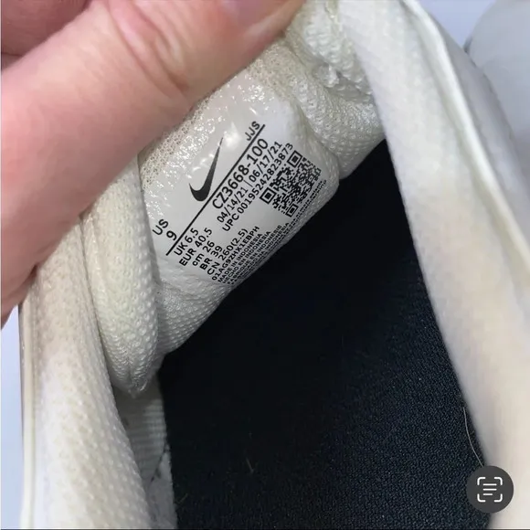 Nike Womens Legend Essential 2 Premium Training Shoes Size 9