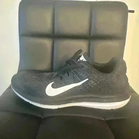 Nike Zoom Winflo 5 Running Shoes Size 10 Black/White AA7406-001