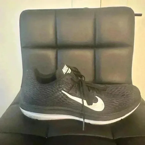 Nike Zoom Winflo 5 Running Shoes Size 10 Black/White AA7406-001