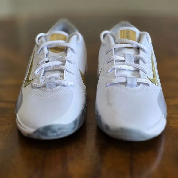 Nike IsoFly Baskeyball Shoes Girls Size 1Y 1 White Metallic Gold Grey FN4384-100
