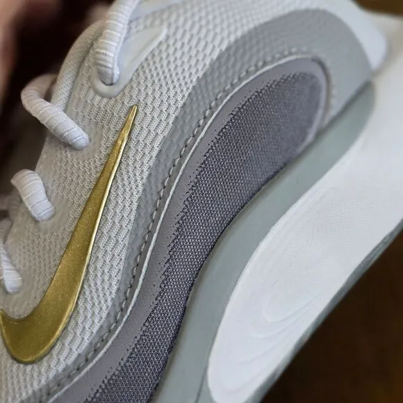 Nike IsoFly Baskeyball Shoes Girls Size 1Y 1 White Metallic Gold Grey FN4384-100
