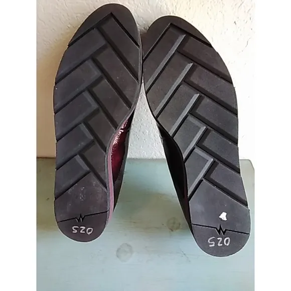 🌻NWOB Women's White Mountain Loafers Size 10 Burgundy