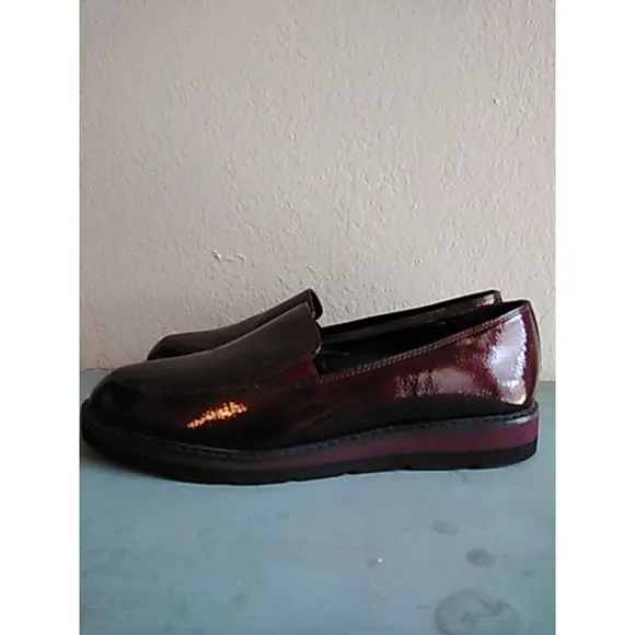 🌻NWOB Women's White Mountain Loafers Size 10 Burgundy