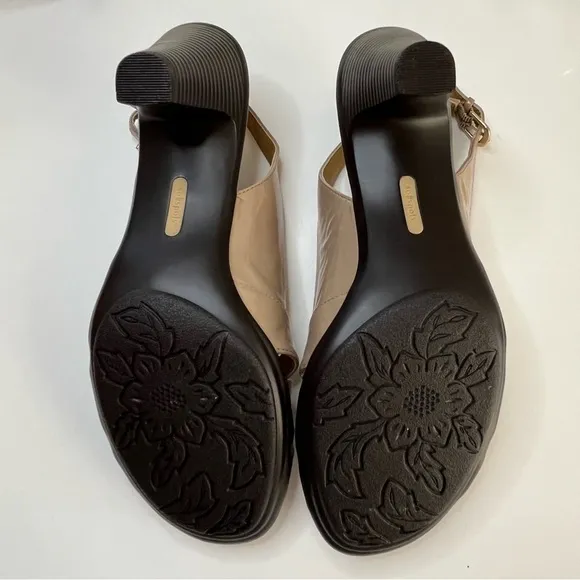 NWOT Softspots Women´s Neima , Color Almond Patent, Comfortable Shoes, Size 8.5M