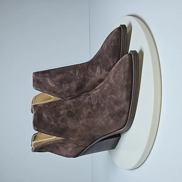 NWOT Vince Camuto Gigiette Booties Ankle Boots Pull-On Pointed Suede Brown 7.5