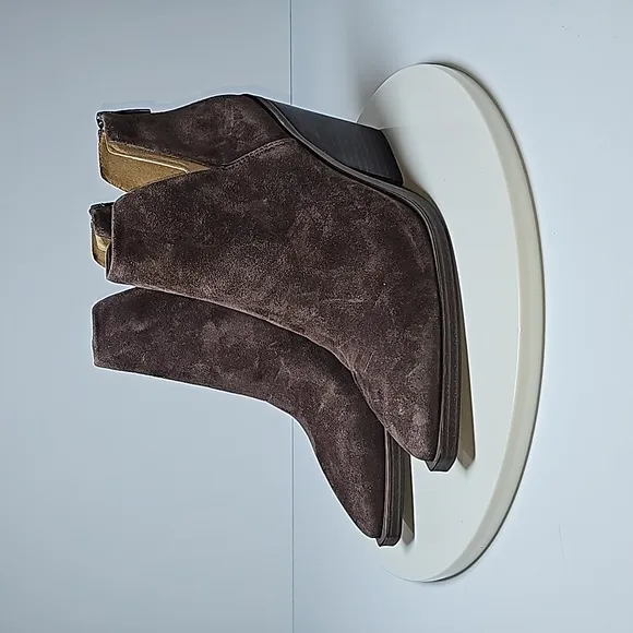 NWOT Vince Camuto Gigiette Booties Ankle Boots Pull-On Pointed Suede Brown 7.5
