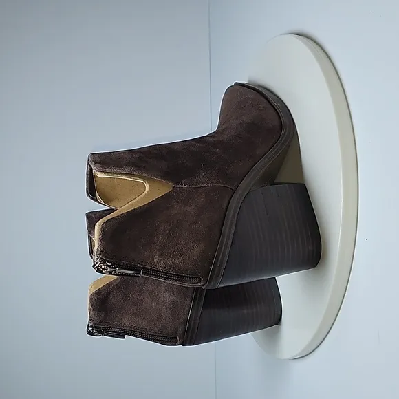 NWOT Vince Camuto Gigiette Booties Ankle Boots Pull-On Pointed Suede Brown 7.5