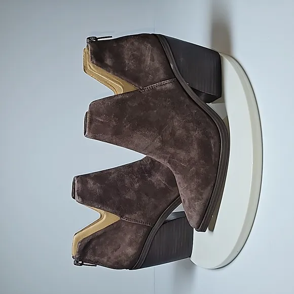 NWOT Vince Camuto Gigiette Booties Ankle Boots Pull-On Pointed Suede Brown 7.5