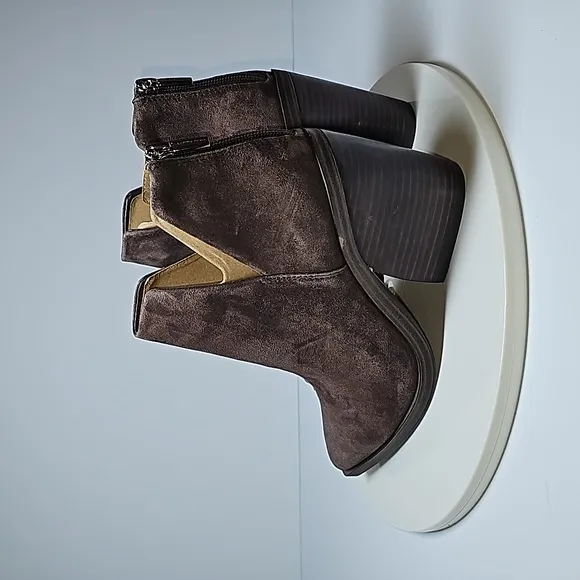 NWOT Vince Camuto Gigiette Booties Ankle Boots Pull-On Pointed Suede Brown 7.5