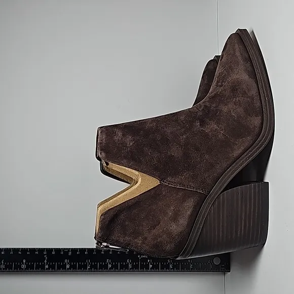 NWOT Vince Camuto Gigiette Booties Ankle Boots Pull-On Pointed Suede Brown 7.5
