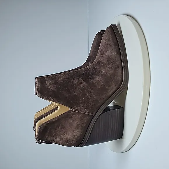 NWOT Vince Camuto Gigiette Booties Ankle Boots Pull-On Pointed Suede Brown 7.5