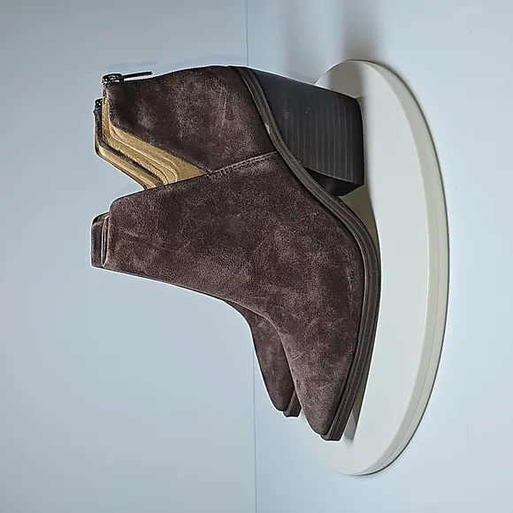NWOT Vince Camuto Gigiette Booties Ankle Boots Pull-On Pointed Suede Brown 7.5