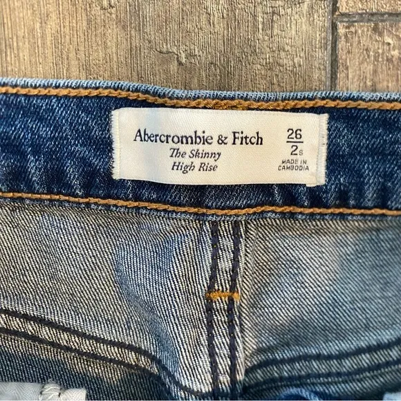 nwt abercrombie high rise skinny jean medium wash distressed size 26/2 regular