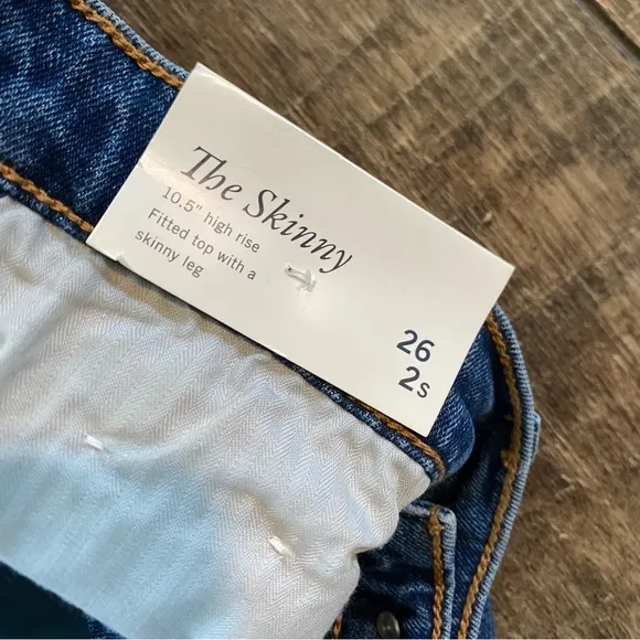 nwt abercrombie high rise skinny jean medium wash distressed size 26/2 regular