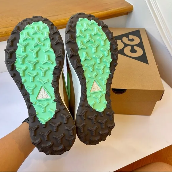 NWT Nike ACG Lowcate Athletic Trail Shoes Unisex Green / Brown
