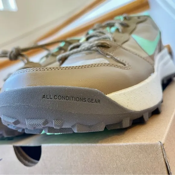 NWT Nike ACG Lowcate Athletic Trail Shoes Unisex Green / Brown