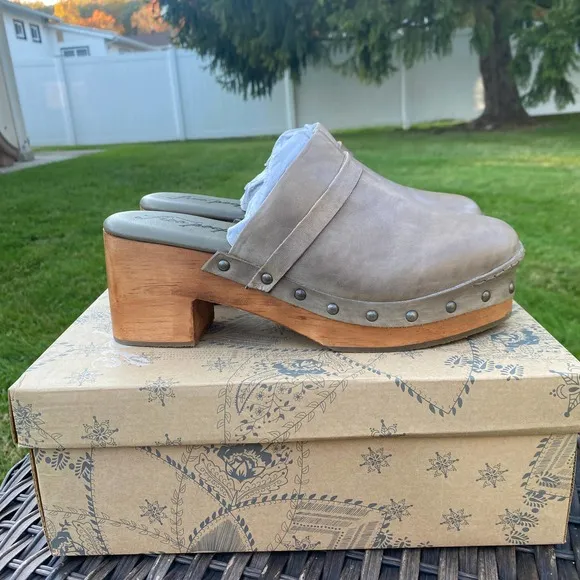 NWT/NIB Free People Women Calabasas Clogs Shoes in Washed Taupe (Size 9)