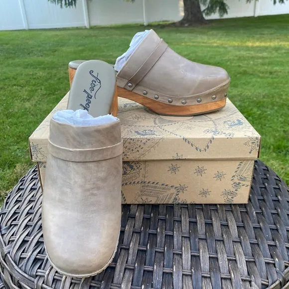 NWT/NIB Free People Women Calabasas Clogs Shoes in Washed Taupe (Size 9)