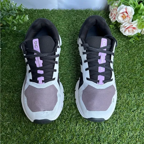 On cloud WOMEN'S CLOUDRUNNER -HERA size 9 women