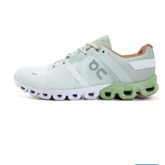 ON Running Women Cloudflow -Aloe/White size 6 new
