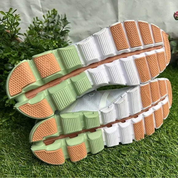 ON Running Women Cloudflow -Aloe/White size 6 new