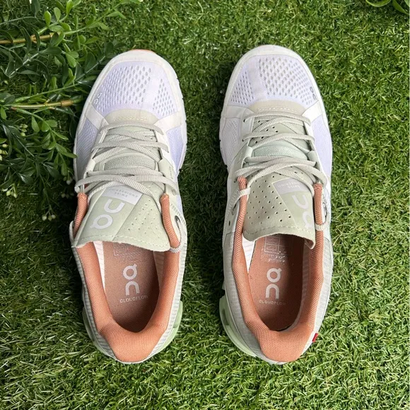 ON Running Women Cloudflow -Aloe/White size 6 new