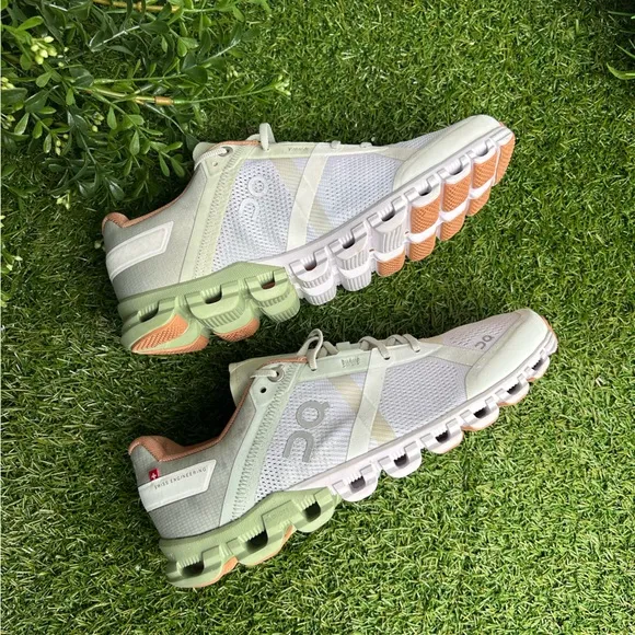 ON Running Women Cloudflow -Aloe/White size 6 new