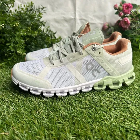 ON Running Women Cloudflow -Aloe/White size 6 new