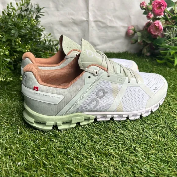 ON Running Women Cloudflow -Aloe/White size 6 new