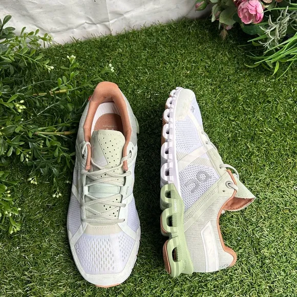 ON Running Women Cloudflow -Aloe/White size 6 new