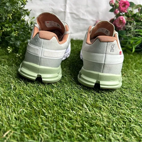 ON Running Women Cloudflow -Aloe/White size 6 new