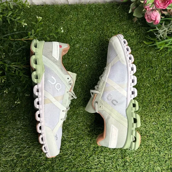 ON Running Women Cloudflow -Aloe/White size 6 new