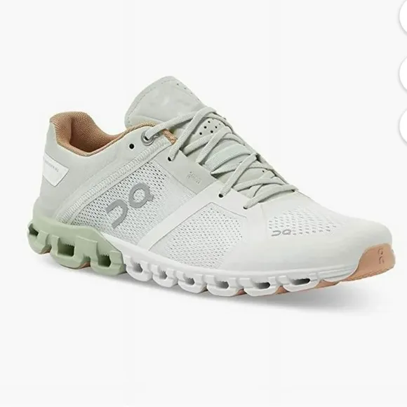 ON Running Women Cloudflow -Aloe/White size 6 new