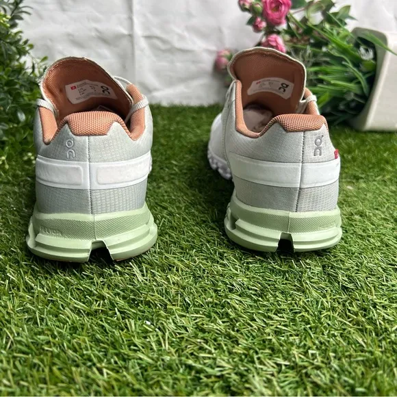 ON Running Women Cloudflow -Aloe/White size 6 new